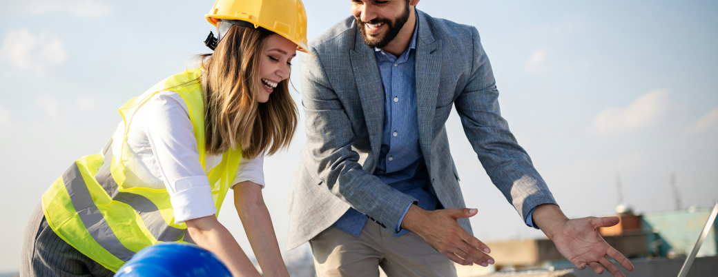 Deux ingénieurs tournés vers l'avenir