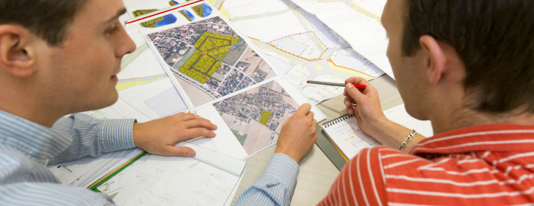Etude de plans dans un bureau