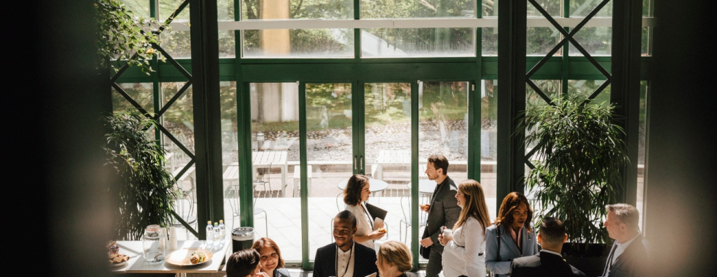 Personnes dans un cadre professionnel échangeants autour d'un apéro debout