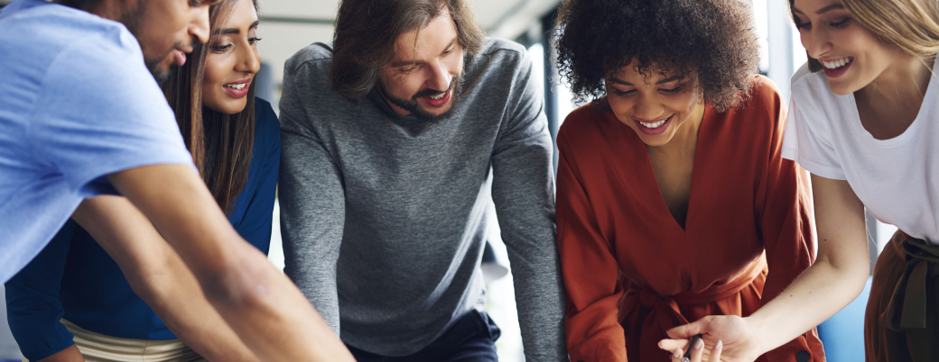 Réunion de travail avec des collaboratrices et collaborateurs de l'événementiel