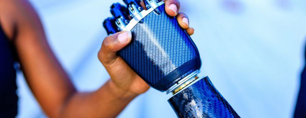 Femme tenant la main d'un robot