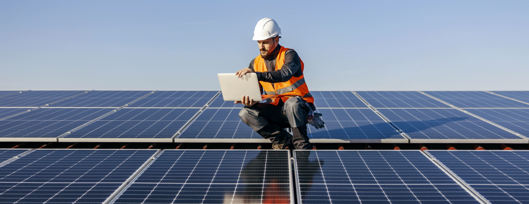 Ingénieur sur un toit de panneaux solaires