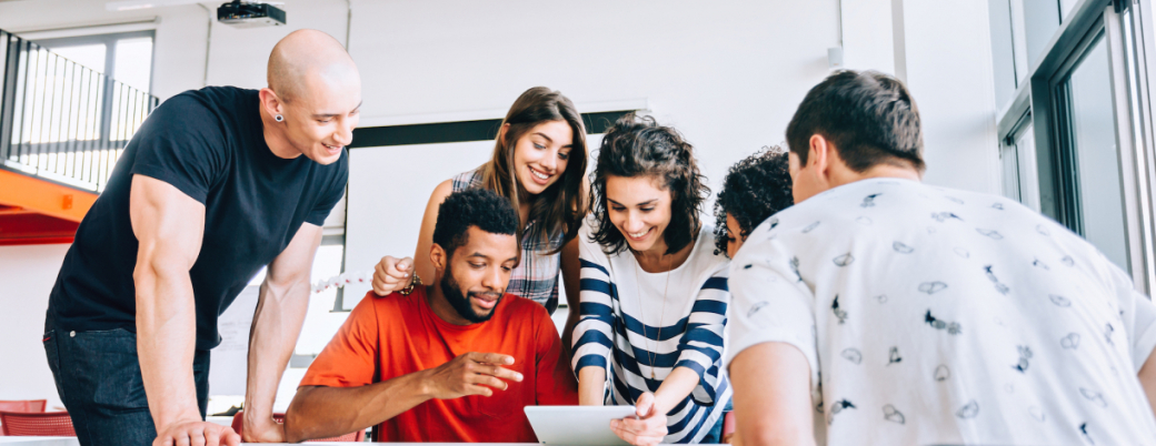 groupe de jeunes autour d'une tablette