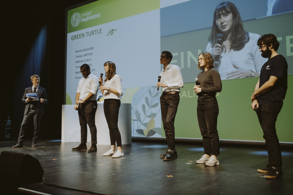 Photo des étudiants présentant leur projet