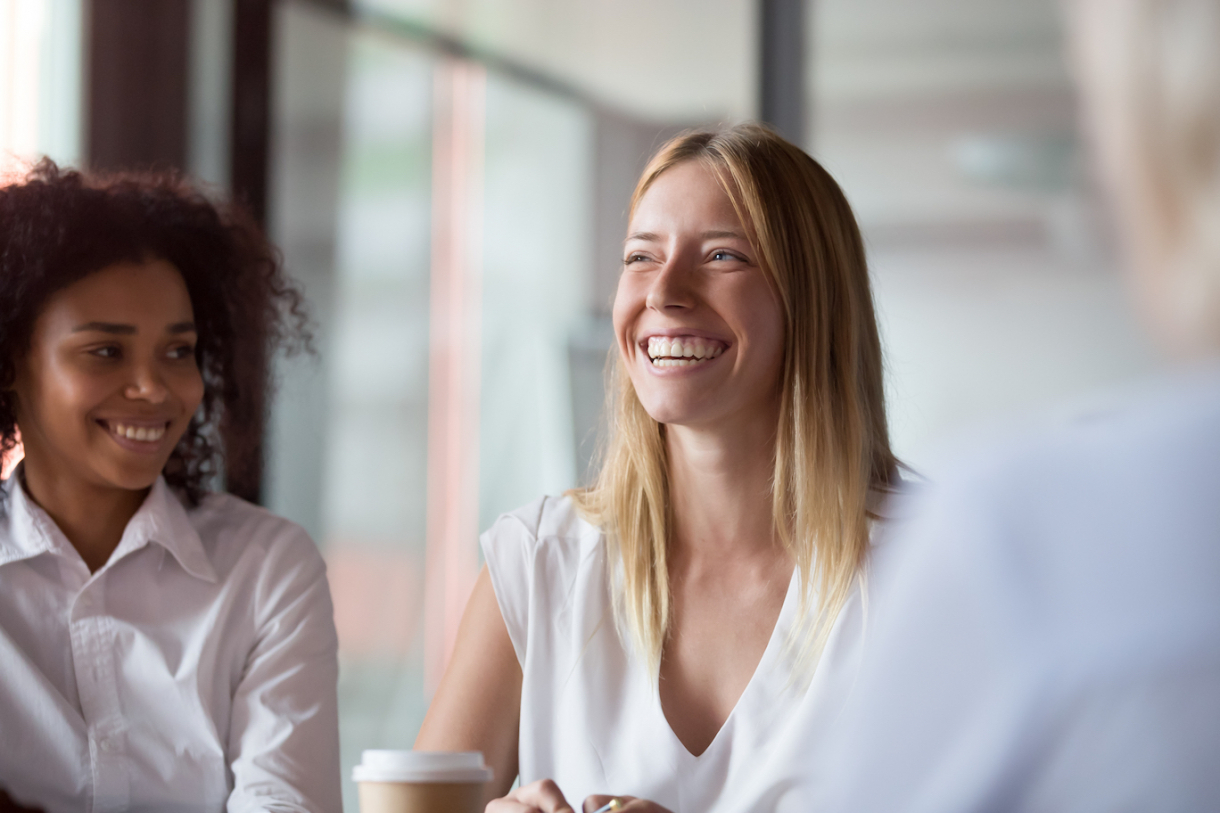 deux jeunes femmes souriantes
