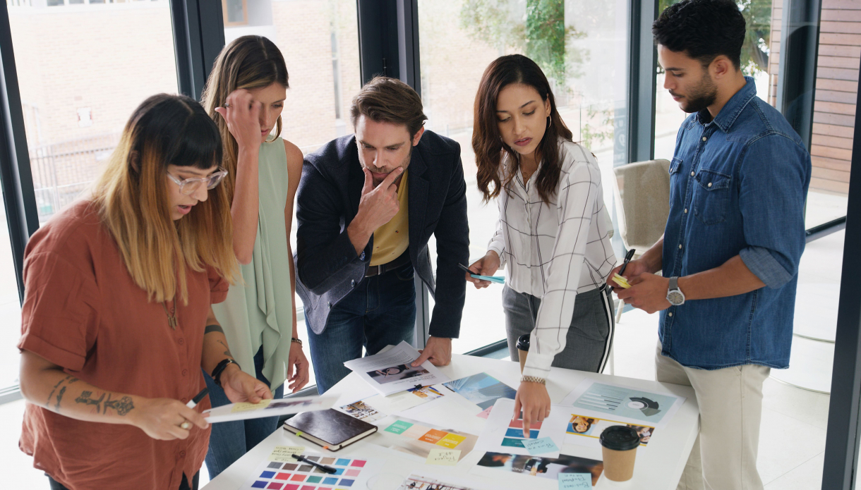 Réunion de travail avec des collaboratrices et collaborateurs de l'événementiel