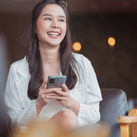 Jeune fille souriante smartphone