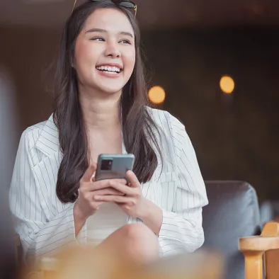 Jeune fille souriante smartphone