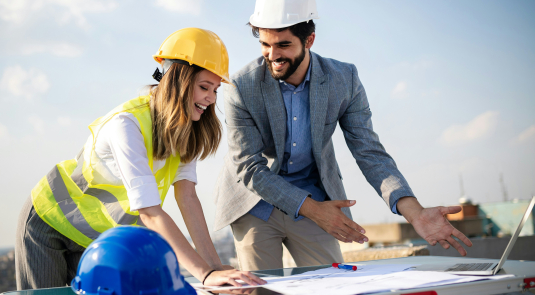 Deux ingénieurs tournés vers l'avenir