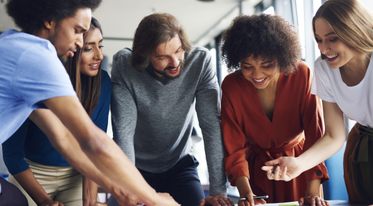 Réunion de travail avec des collaboratrices et collaborateurs de l'événementiel