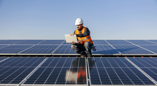 Ingénieur sur un toit de panneaux solaires