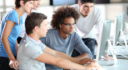 groupe d'étudiants ingénieurs