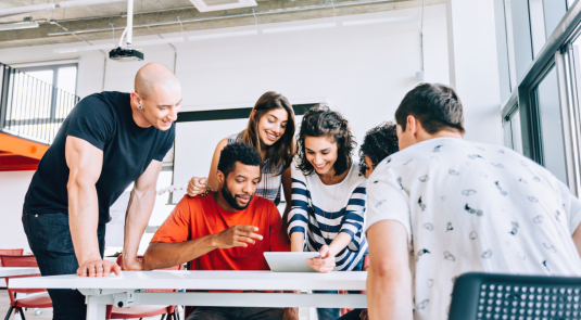 groupe de jeunes autour d'une tablette