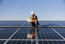 Ingénieur sur un toit de panneaux solaires